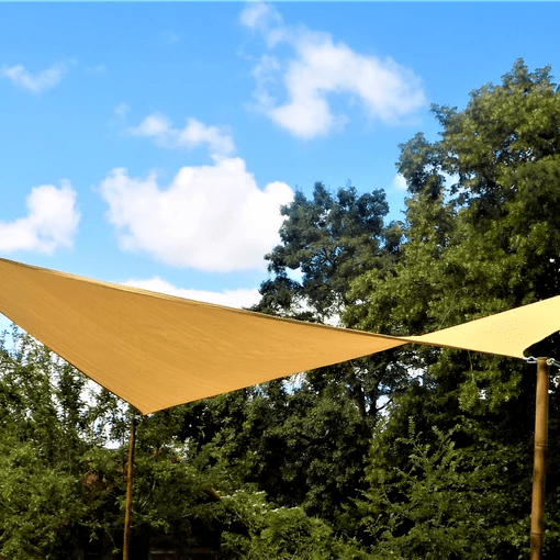 Structure d'ombrage avec poteaux en bambou coloré à la flamme
