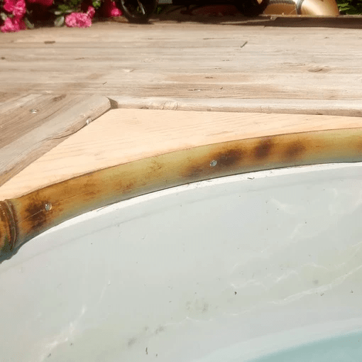 Pourtour de finition d'une piscine en lamelle de bambou.