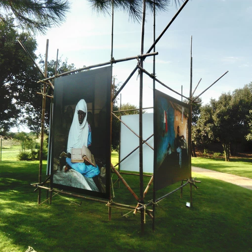 Photo de construction en bambou de gros diamètre pour un support de grandes photos lors d'une exposition en plein air.